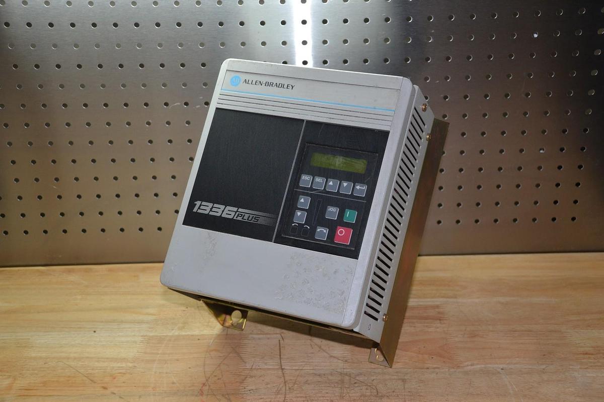 Used ALLEN BRADLEY 1336S-BRF30-AA-EN-L5 3HP 2.2KW 6AMP 3PH 0/460VAC 0/400HZ 4.8KVA