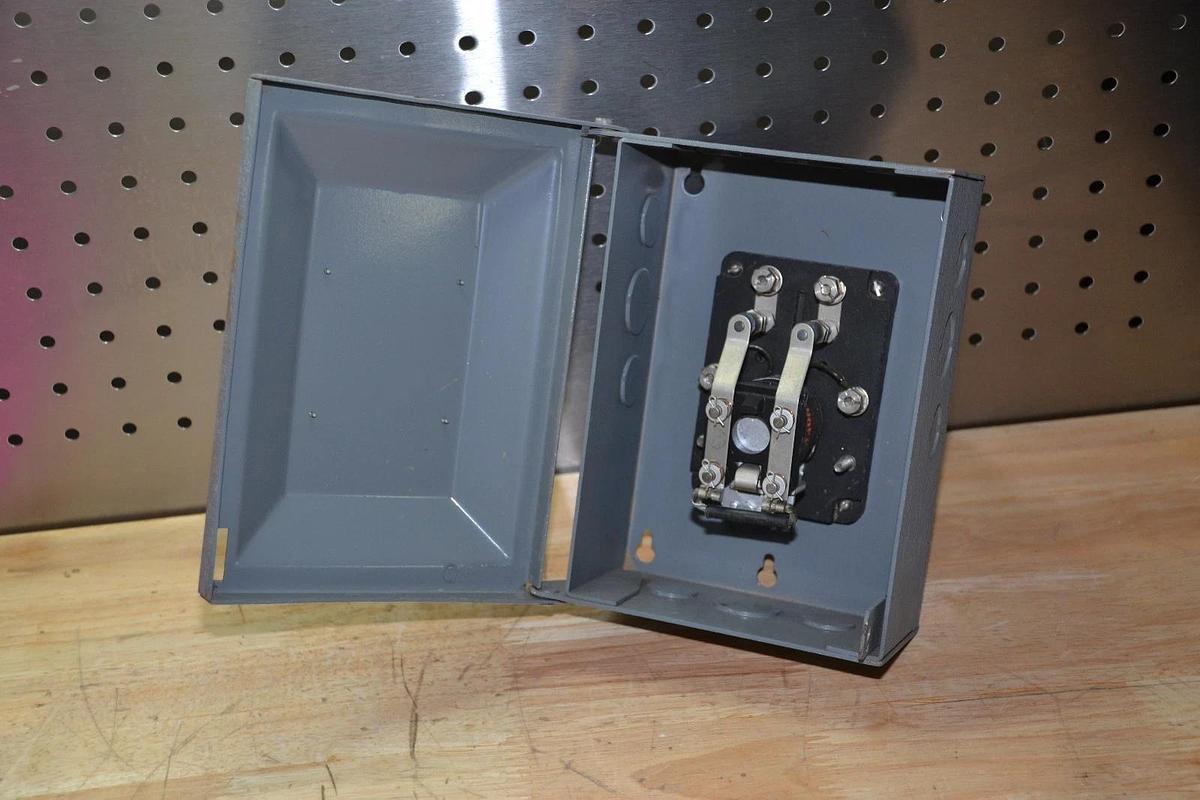 STRUTHERS-DUNN RELAYS TIMERS ENCLOSURE WITH A8HXXH3 115V RELAY NEW