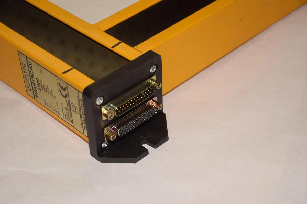 Used SMARTSCAN 5000 INFRARED SENSING LIGHT CURTAIN 5502APL2 Transmitter 022M376 24V