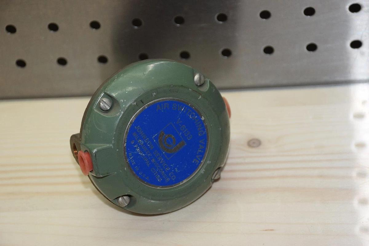 Johnson Service V-6133 Air Switching Valve  New