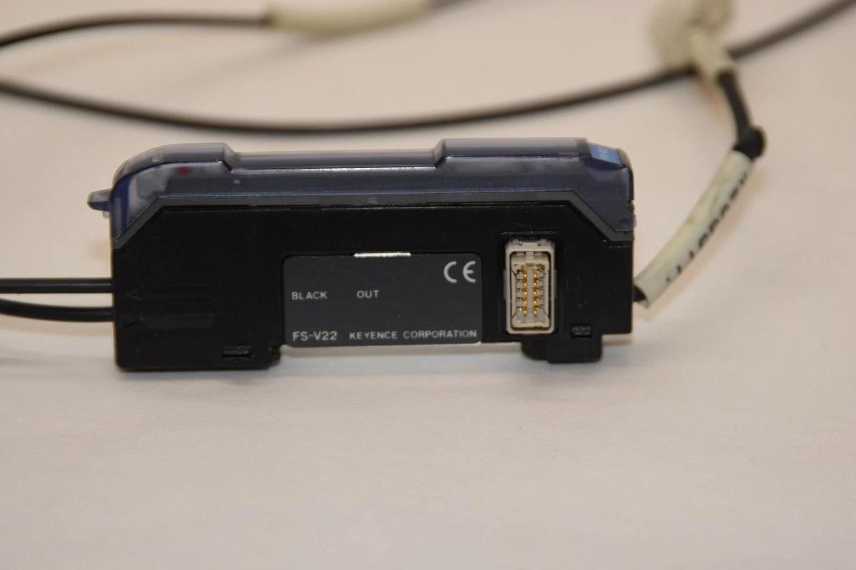 Used KEYENCE CORPORATION FS-V22 FSV22 Fiber Optic Sensor Amplifier