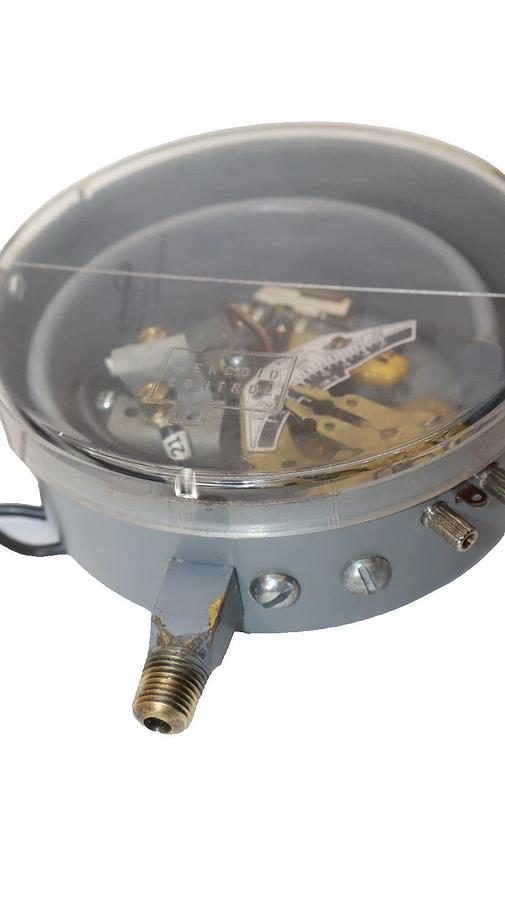 Used Mercoid Control DA 31-2 RG9 10-300psig 120-240V 1/4" Pressure Switch