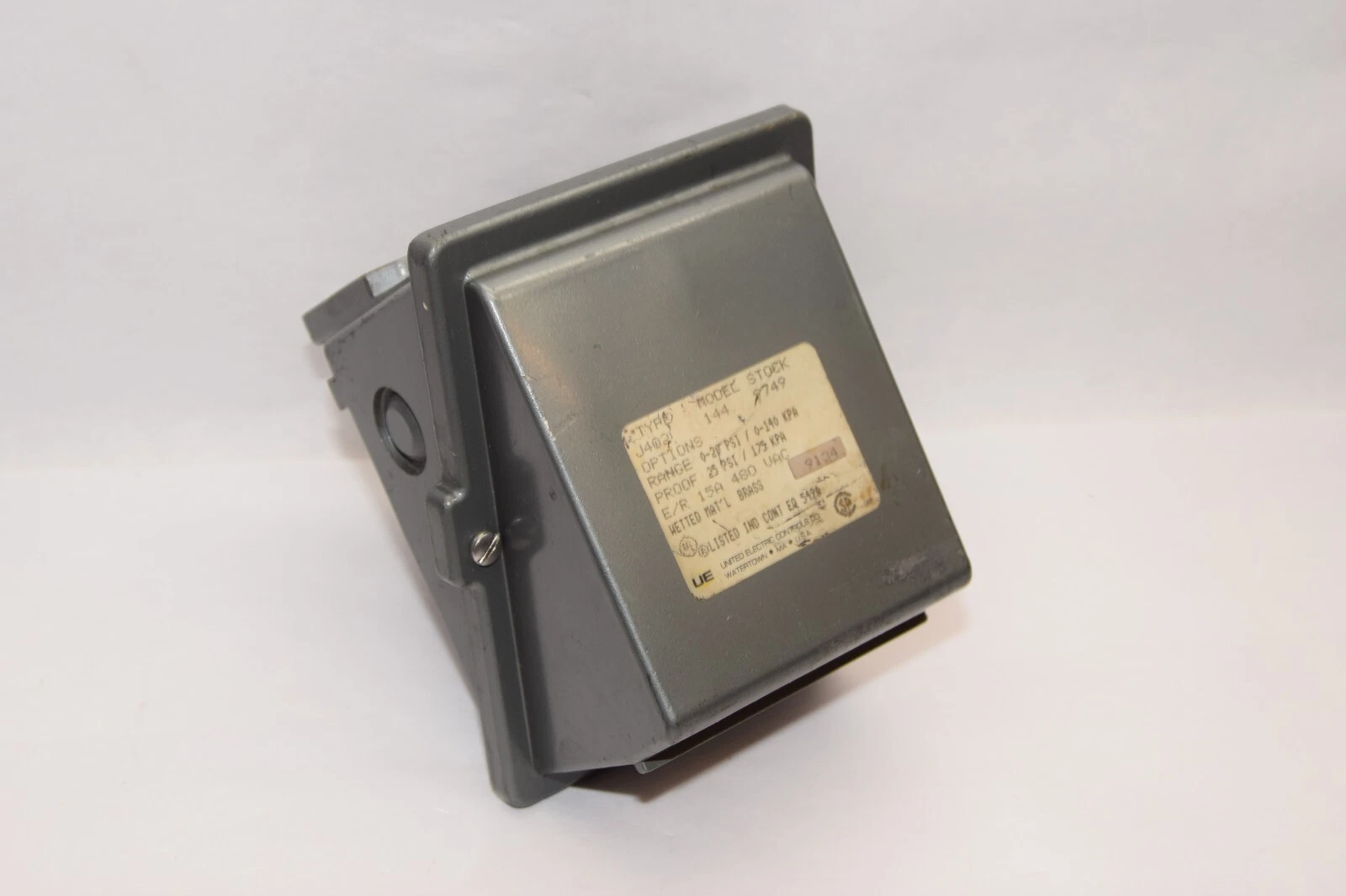 UNITED ELECTRIC CONTROLS J402 , 144 0-20 psi 0-14kpa Pressure Controller