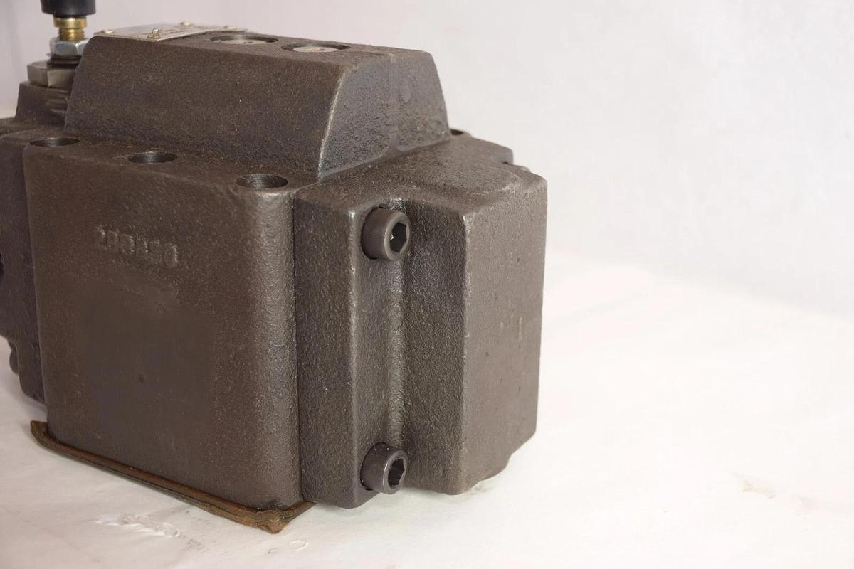 VICKERS EATON XCG 10 16 30 XCG101630 REDUCING VALVE  1000 PSI *NOS*