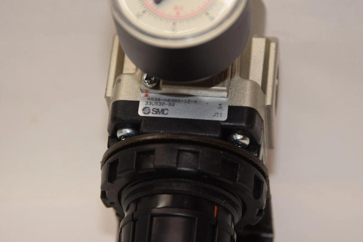 Used SMC AR30-N03BG-1Z-X 0-30psi Pneumatic Regulator & Gauge