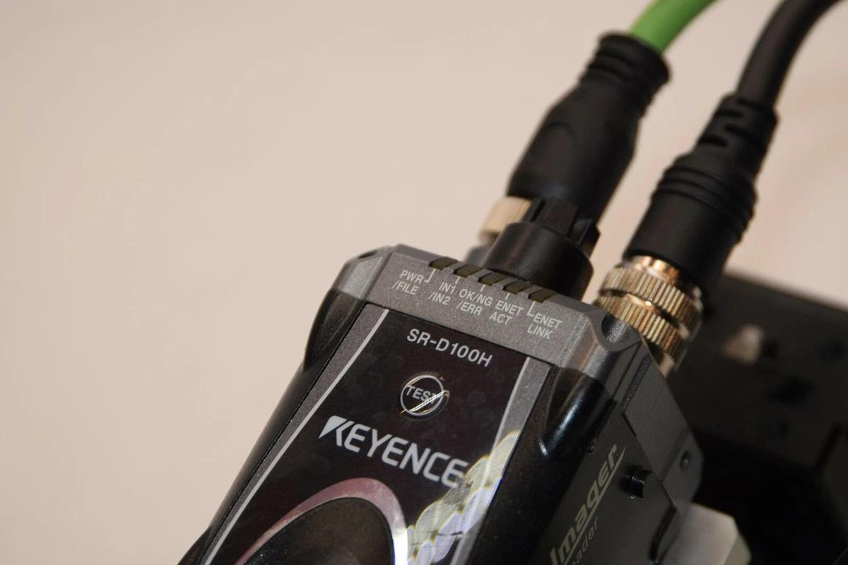 Used KEYENCE 2D Code Reader SR-D100H with precision mount B05-14NH A47-4
