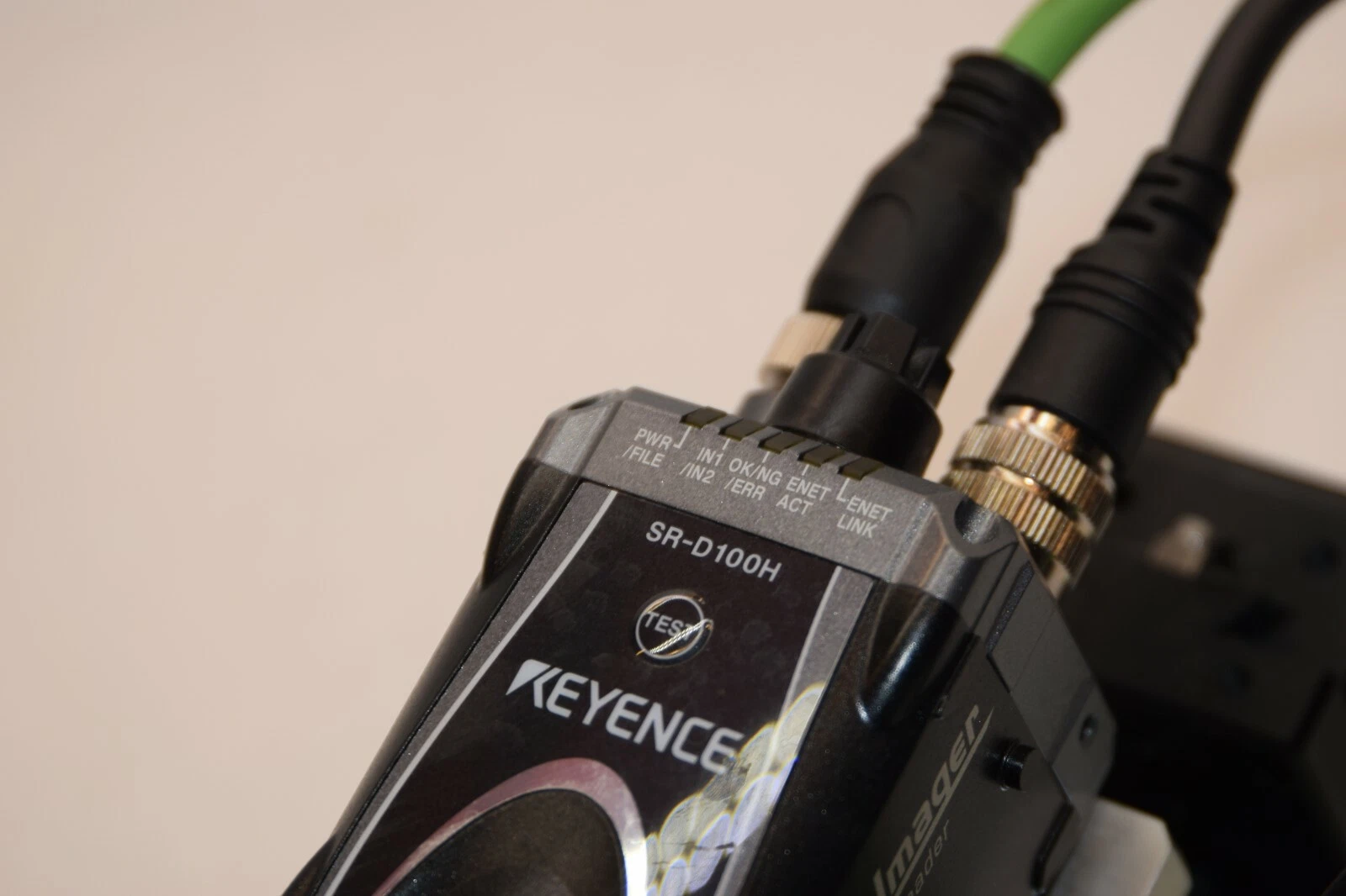 Used KEYENCE 2D Code Reader SR-D100H with precision mount B05-14NH A47-4