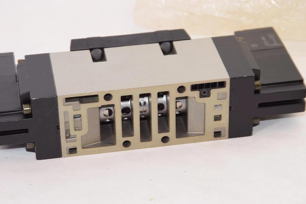 (NEW) SMC VFS5400-5FZ 0.1-1.0MPa 21-26Vdc Coil Pneumatic Solenoid Valve