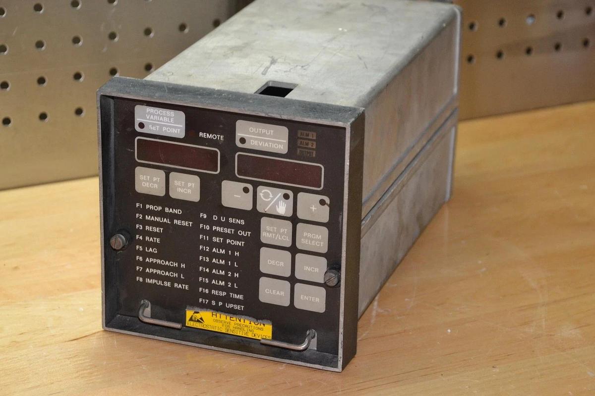 Used LEEDS & NORTHRUP 6014-3-04-1-0-00-00-100-110 6014304100000100  Electromax