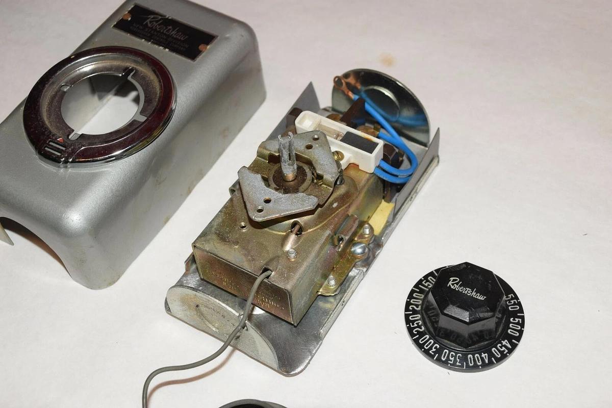 NEW ROBERTSHAW NEW STANTON DIVISION 100-550 TEMPERATURE RANGE