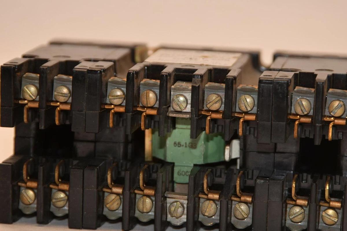 Used GENERAL ELECTRIC CR120A08003AA 230V 60CY 300V 10A Series A Industrial Relay