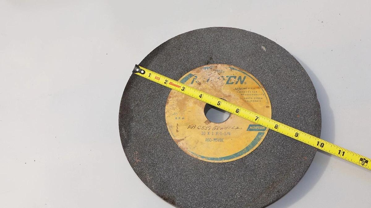 (NEW) NORTON 133575 , A60-M5VBE 10" OD x 1" Wide 1-1/4" ID Grinding Wheel