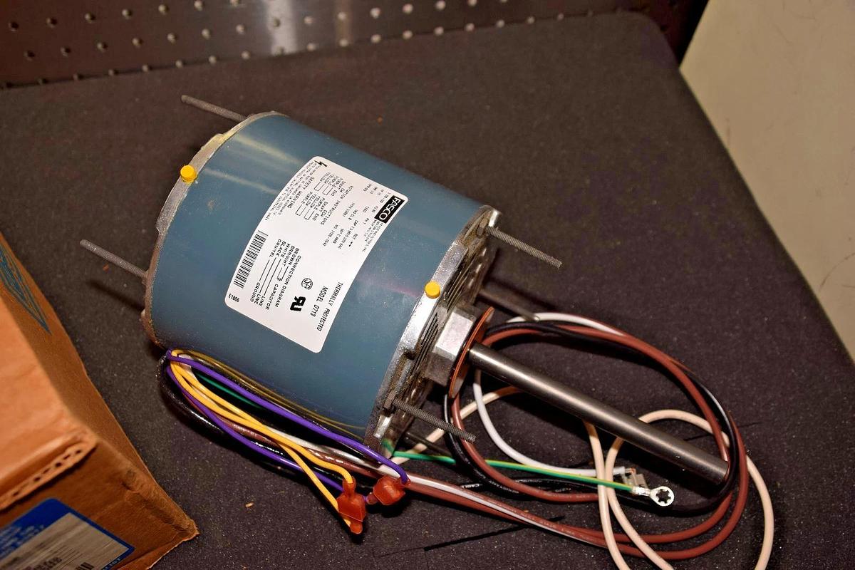 FASCO 1 Single Speed Condenser Motor D713 1/2hp 3.0A 208/230v 60hz 825rpm NEW