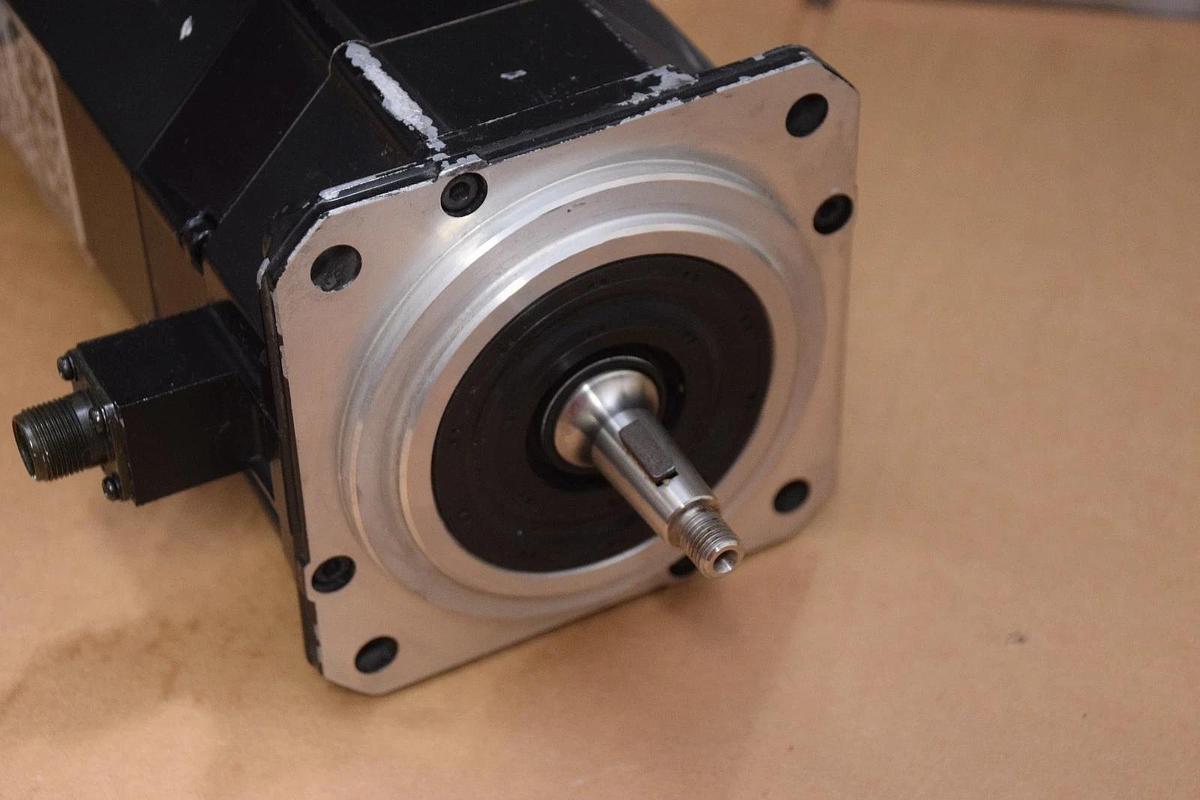 FANUC servo Motor A06B-0128-B176 #7000 w/ PulseCoder A860-0360-V511 (New)