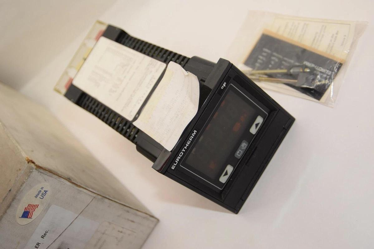 (NEW) EUROTHERM 818P4/TC/RVPR/ 176558 100-240Vac 48-62Hz 8.5W Temp. Controller