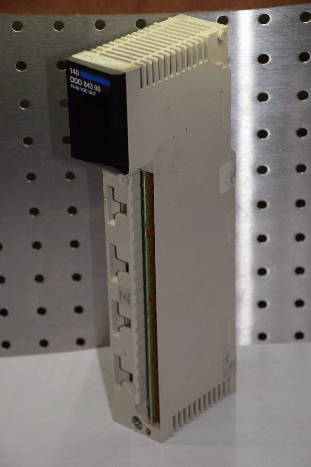 Used Modicon Schneider 140DDO84300 DC Output 140-DDO-843-00