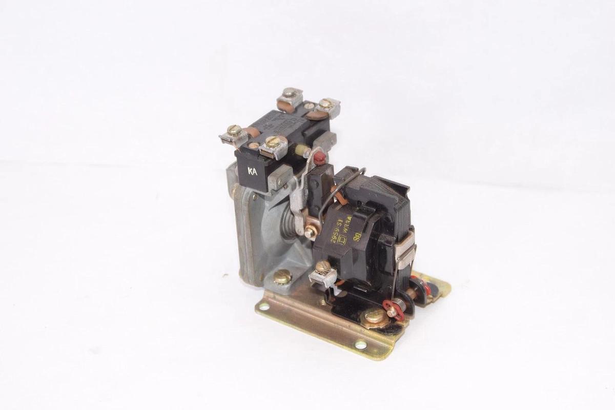 Used SQUARE D 9050 A0-1D 9050A01D Pneumatic Timing Relay 120V Coil