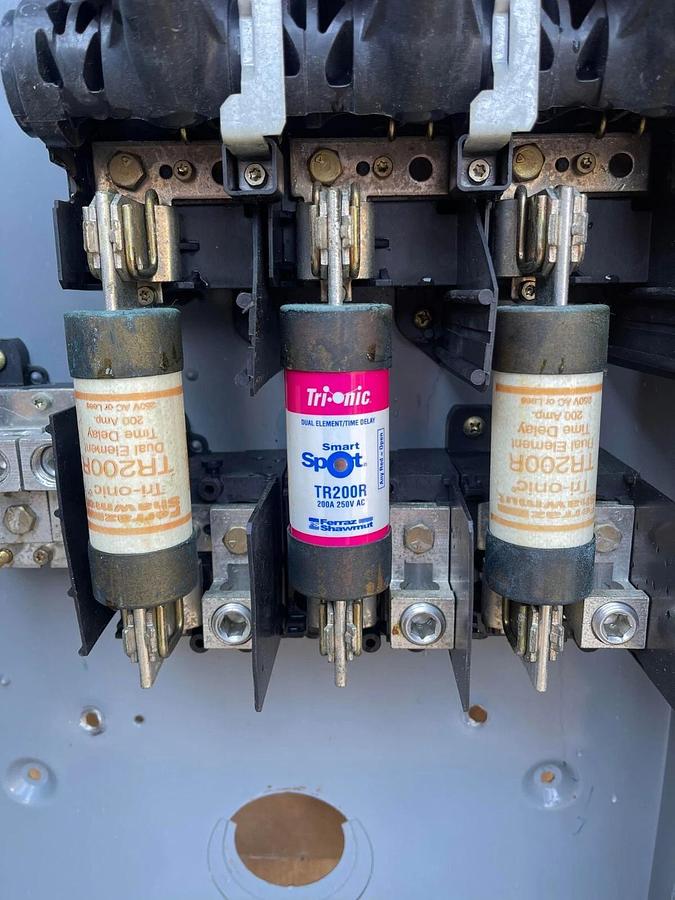 Used Square D General Duty Safety Switch D324N F01 200amp 200 A 200A 240v Fused