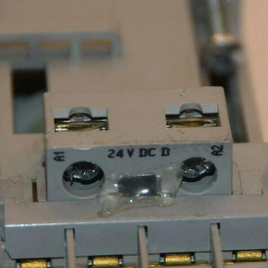 Used ALLEN BRADLEY 100-C09D*01 Series A 690V 32A 24Vdc Contactor