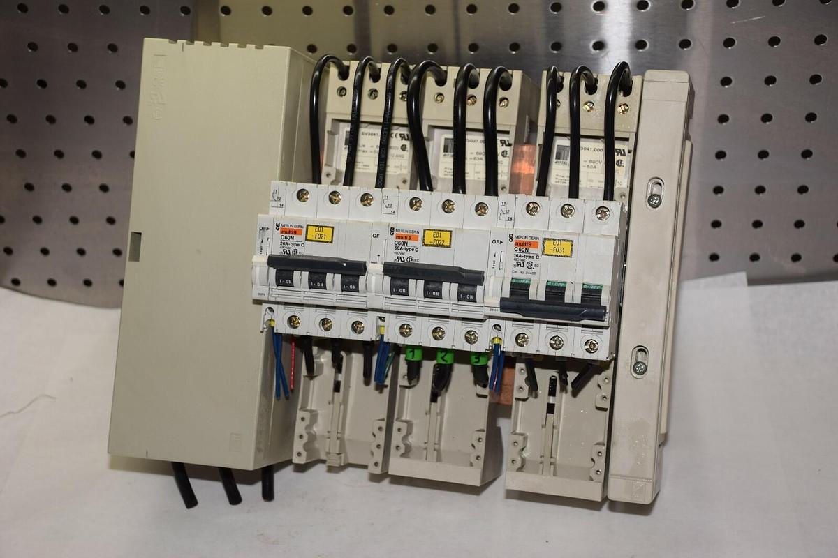Used RITTAL RILINE BUSBAR SYSTEM 1662 35726 SV3041.000 WITH BREAKERS 20A 50A 16A