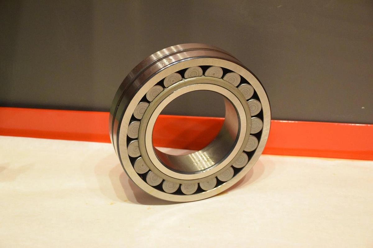 NEW SKF 22220 E/C4 SPHERICAL BEARING    22220E/C4