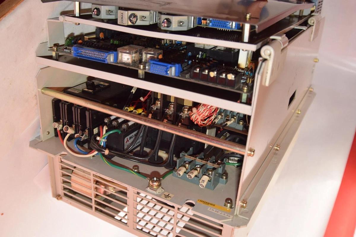 Used MITSUSBUSHI FREQROL FR-SE-2-5.5K-BN401U Spindle Controller Drive