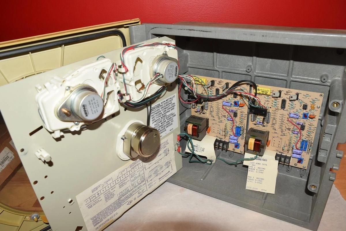 Used HONEYWELL HOTPACK DATA LOGGER CHART RECORDER AR11BMS1005 120 V 26 VA