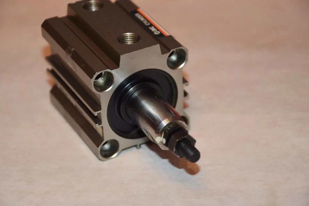 Used SMC CDQ2B32-20DC PNEUMATIC CYLINDER