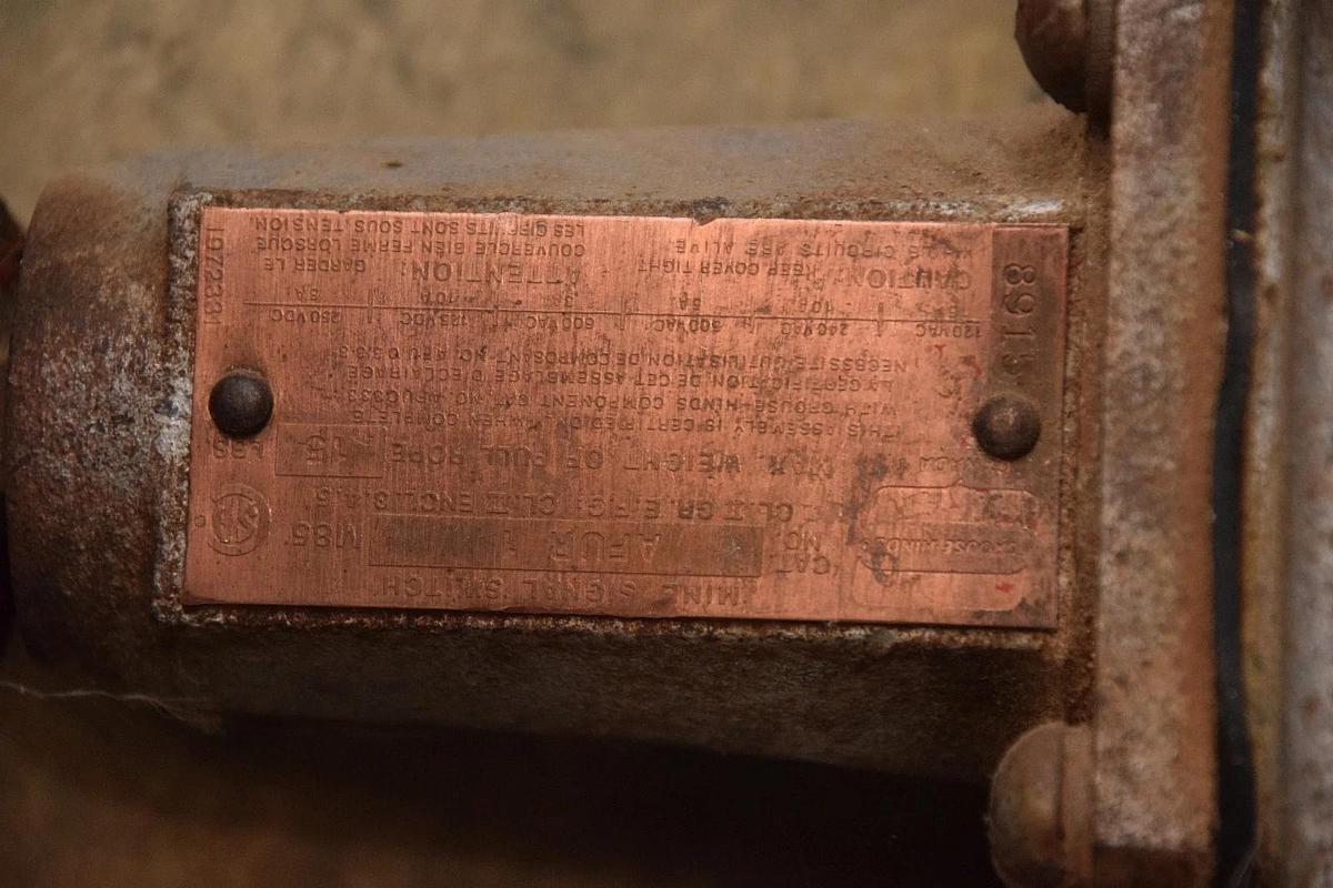 Used CROUSE HINDS AFUR-1 SIGNAL SWITCH WITH ENCLOSURE