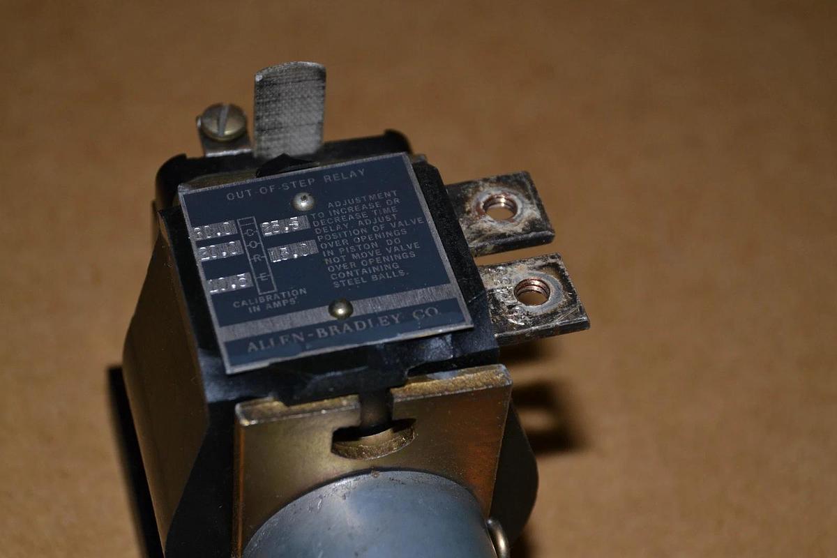 Used ALLEN BRADLEY AB OUT OF STEP RELAY OUT-OF-STEP RELAY 30.0 25.5 20.0 15.0 10.5