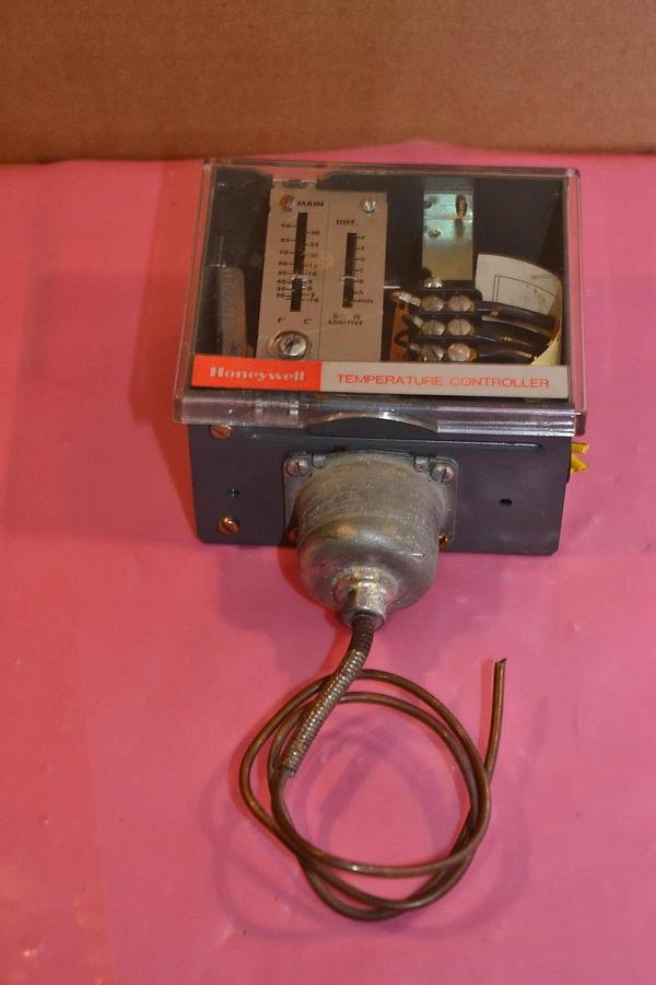 Used HONEYWELL TEMPERATURE CONTROLLER HH23AG034