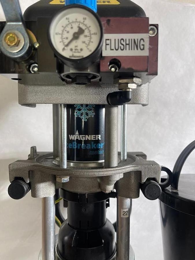 Used Wagner Wildcat 10-70 LP Low Pressure Piston Pump 10-70LP 10:1 4.0MPa w/ Hopper