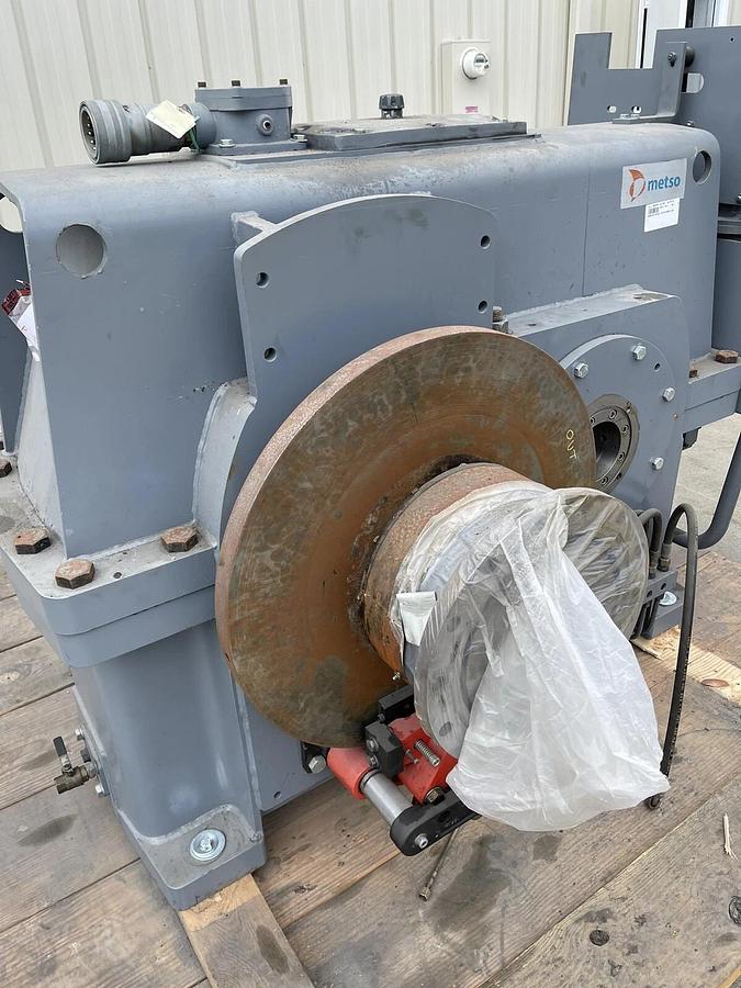 Refurbished Metso Drives helical gearbox 50026 CHG148M2.0-DBT ratio 3.586:1.9 1236 kW