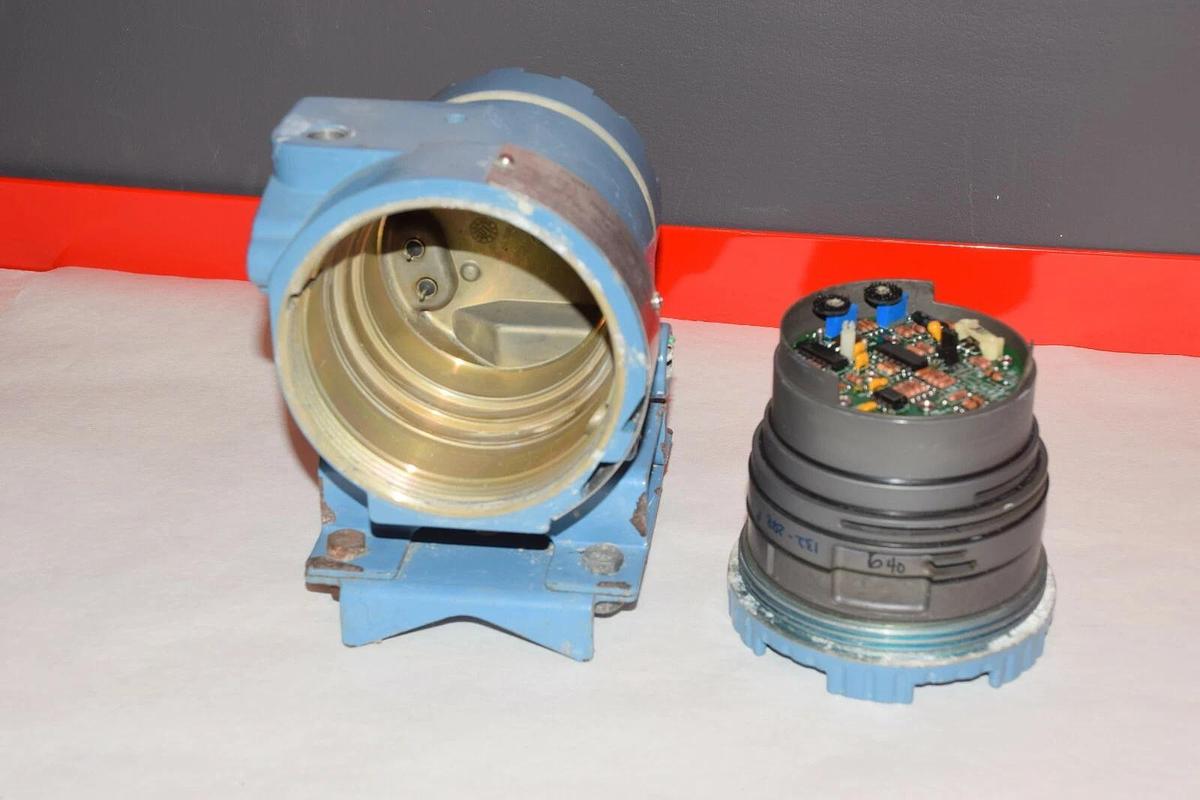 Used FISHER ROSEMOUNT 846 DS1J1 20-35psi PRESSURE TRANSDUCER