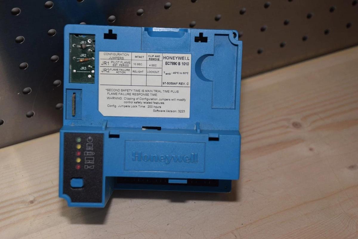 Used HONEYWELL EC7890-B-1010 230VAC 50/60Hz BURNER CONTROLLER