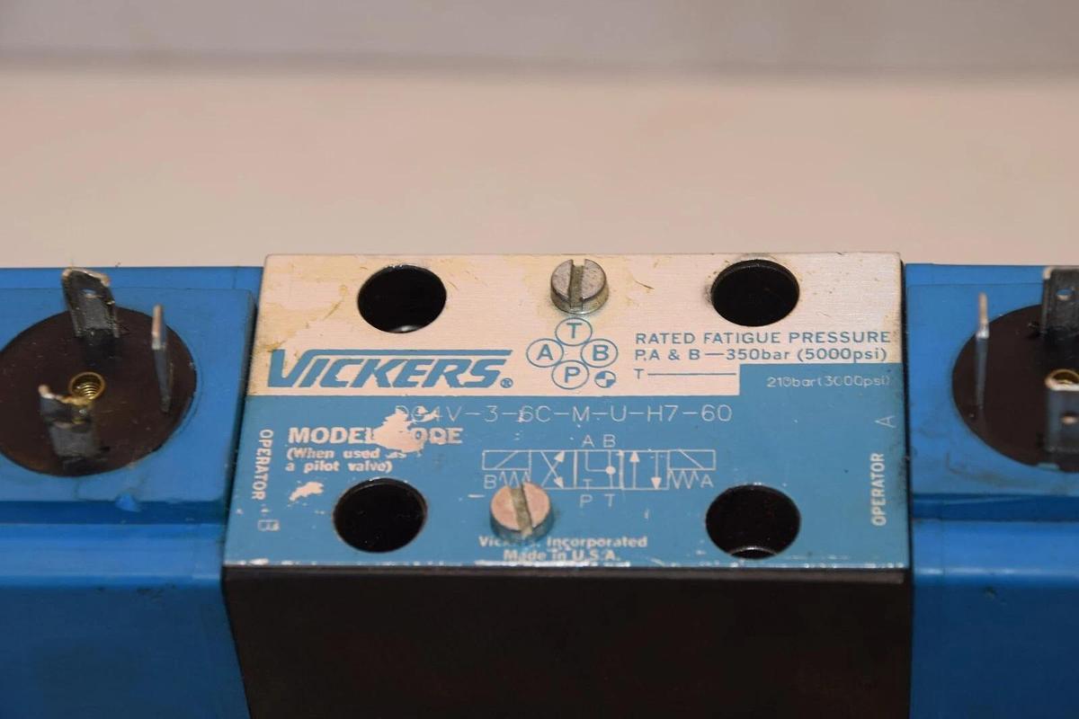 Vickers DG5V733C2TMUH730 DG4V-3-6C-M-U-H7-60 Directional Control Valve NOS