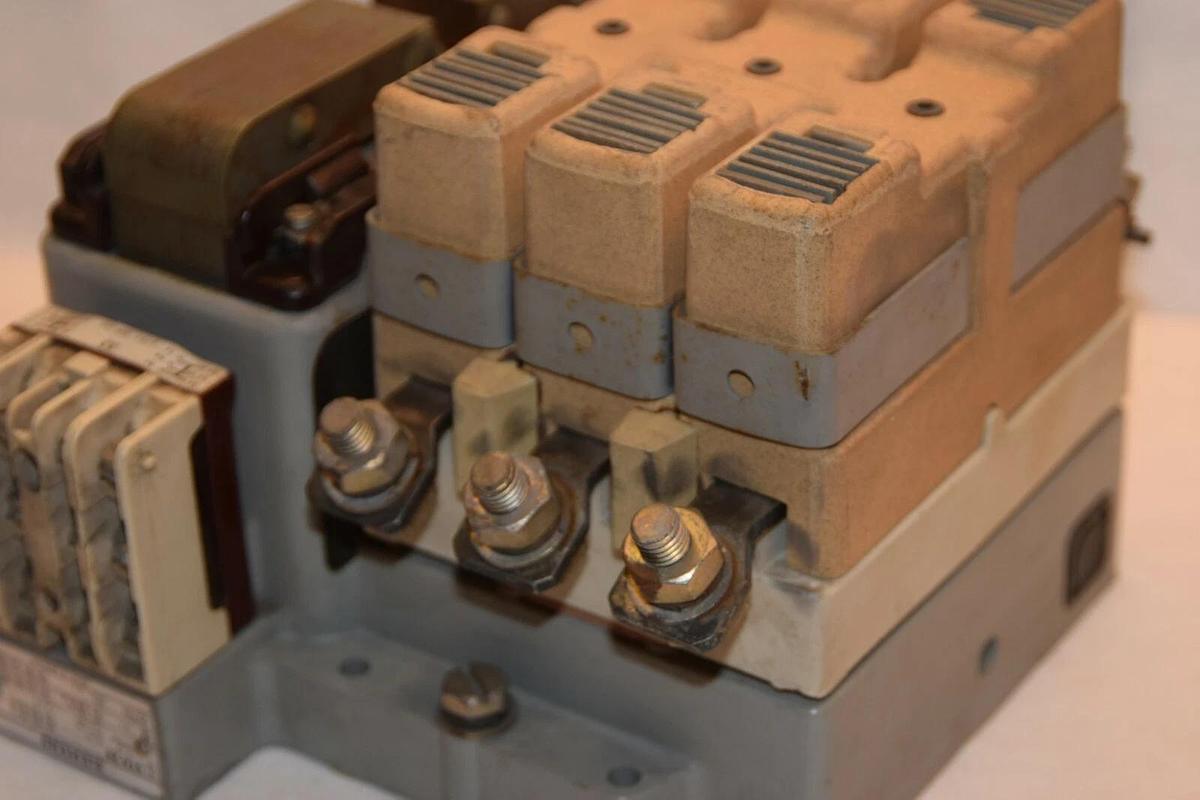 SIEMENS 3TA28 220V 60Hz Air Brake Contactor (NEW)