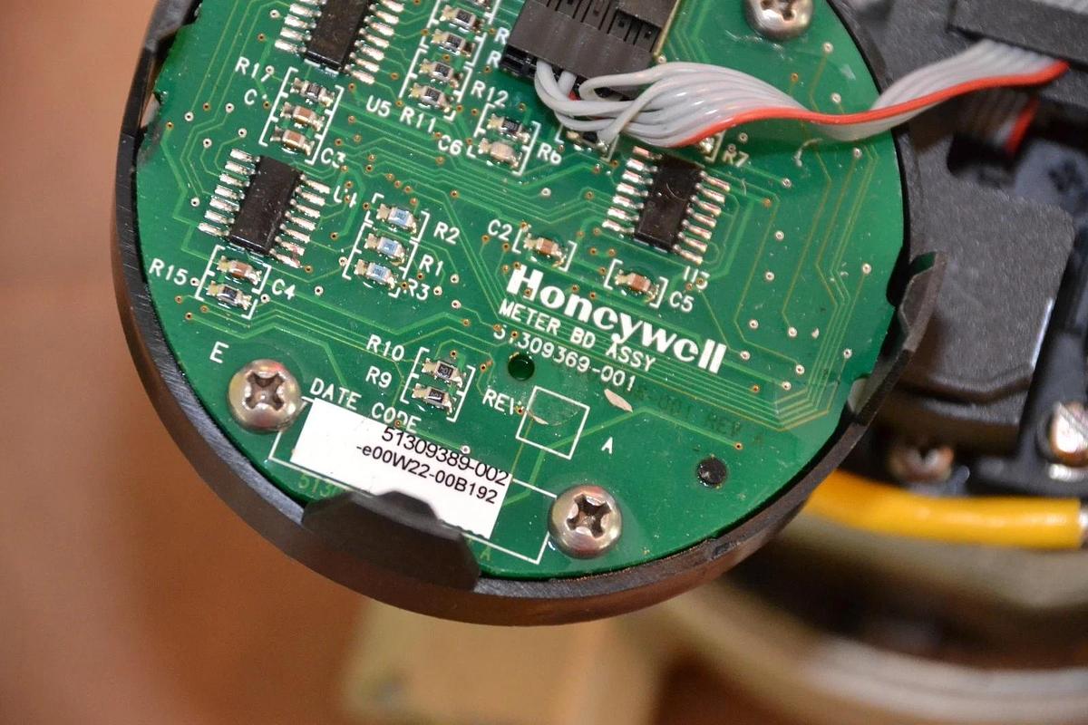 Used Honeywell STT 3000 Smart Temperature Transmitter STT35F-0-EPFM-0000-SB000EF-0DC