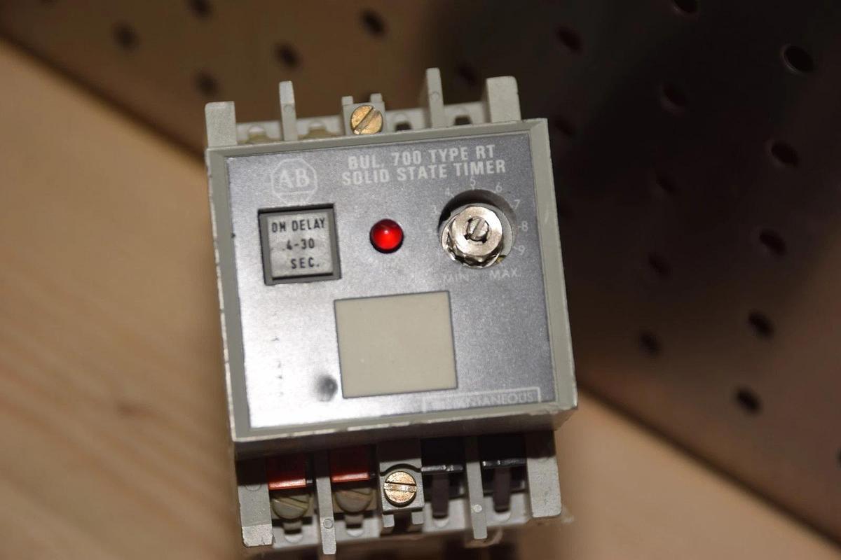 ALLEN BRADLEY 700 Type RT Solid State Timer 700-RT20C200A1 Ser.B 110-120v Coil