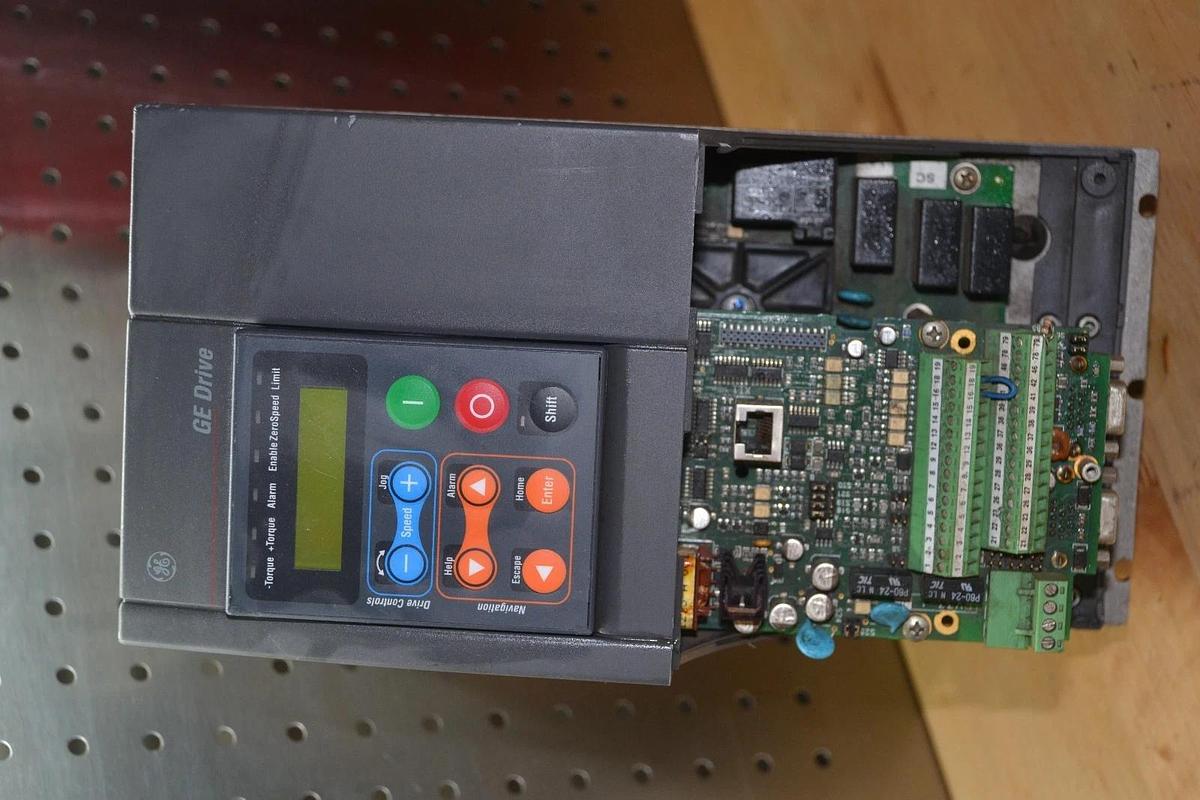 Used GE General Electric inverter drive 6KAVI43005Y1B2 5hp 480v 3ph