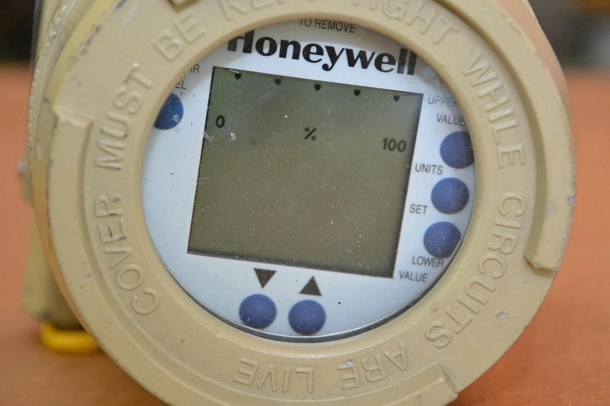 Used Honeywell STT 3000 Smart Temperature Transmitter STT35F-0-EPFM-0000-SB000EF-0DC