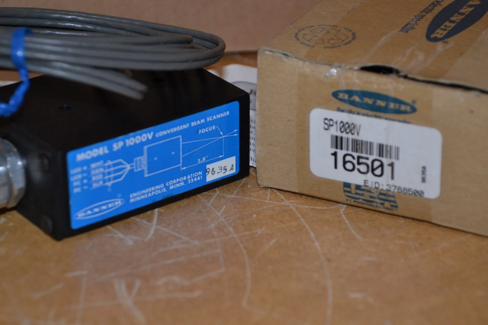 BANNER Convergent Mode Remote Sensor 3.8" focus SP1000V 16501 NEW