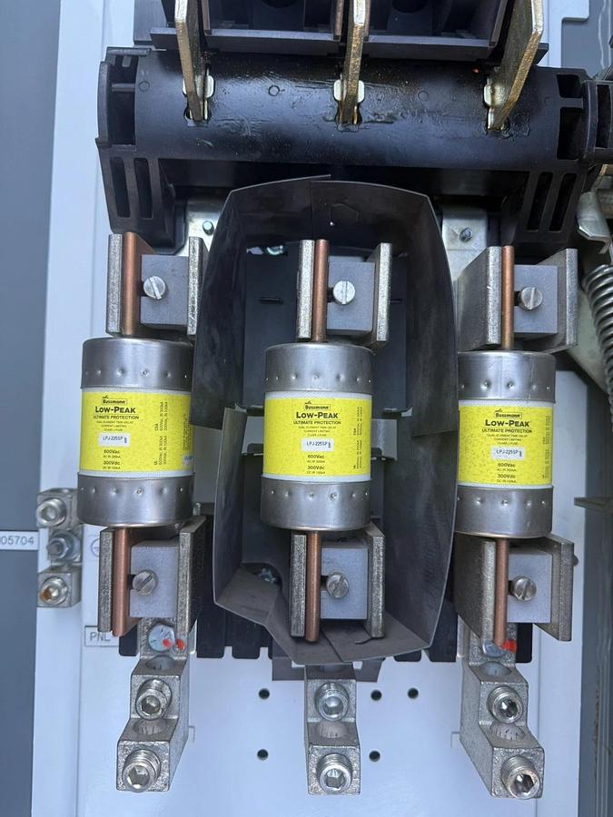 Used ALLEN BRADLEY 400 Amp 1494G-FF3J6  AL-208 Enclosed Switch Disconnect 600VAC 400A