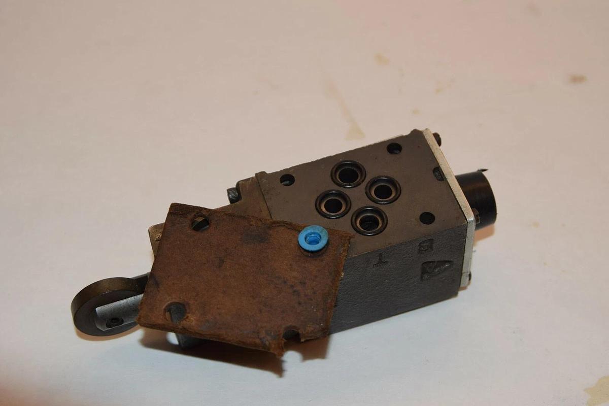 Used DOUBLE A QJW-005-P-10A4 DIRECTIONAL HYDRAULIC VALVE