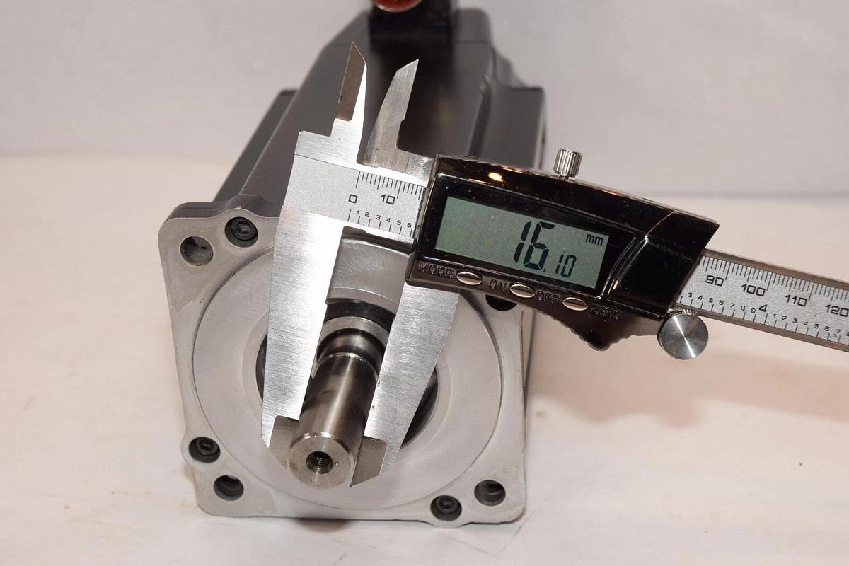 Used ALLEN BRADLEY CAT VPL-B1003T-PK12AA Series A 480V 3Ph Kinetic AC Servo Motor