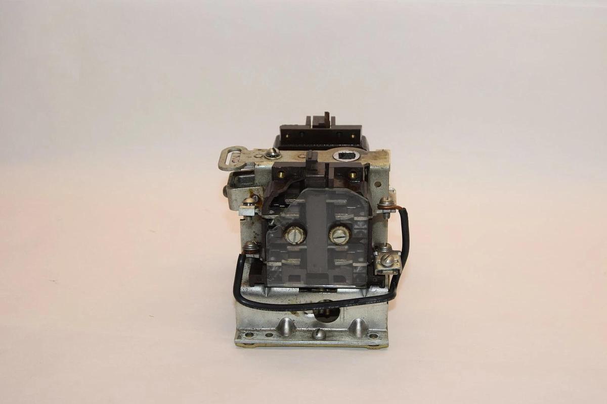 Used CUTLER HAMMER 10904H2A 600V 30A Coil Starter