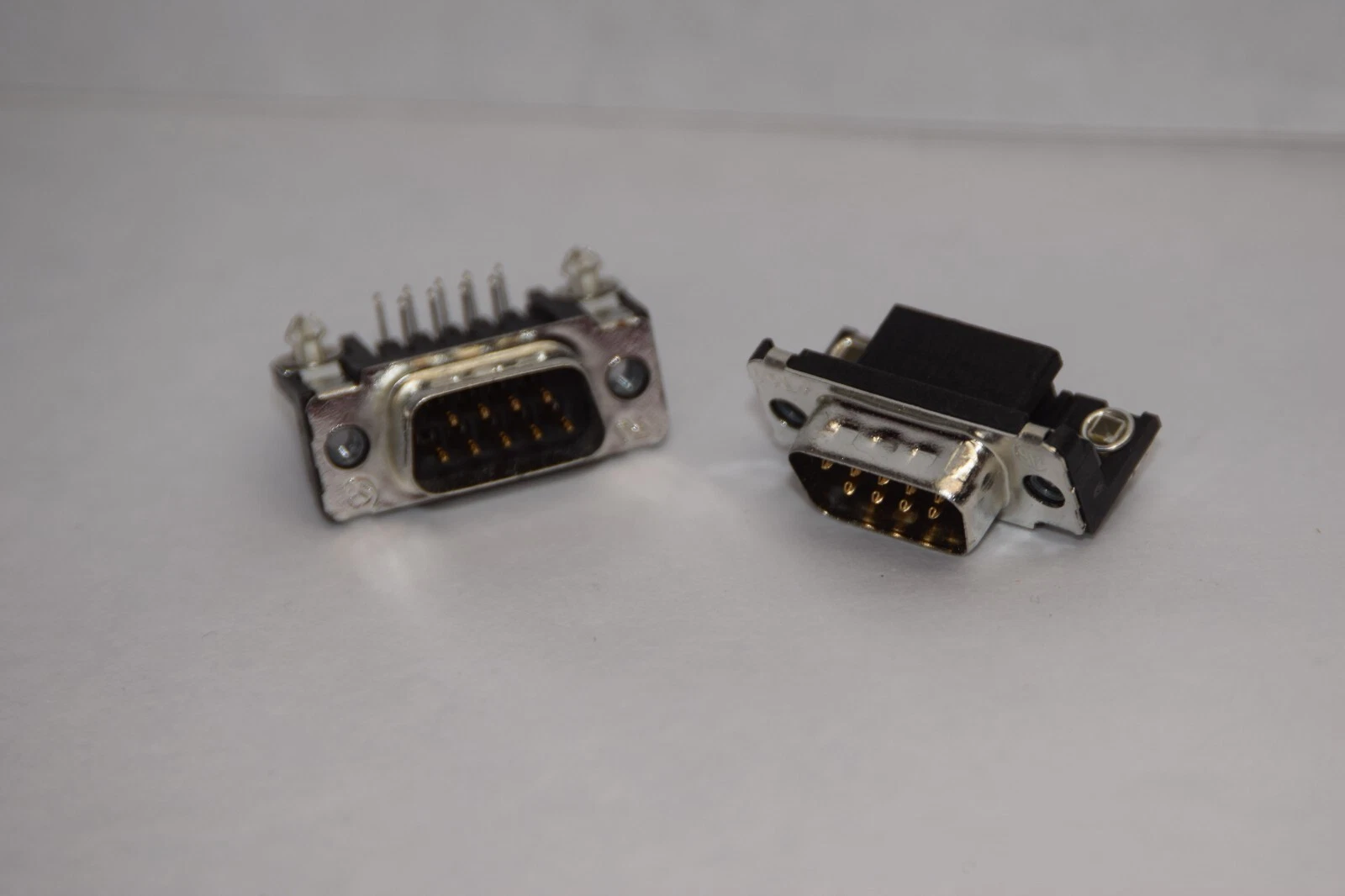 (NEW - Lot of 18) 1252-1994 Connector Conn 9 Pin D-Sub R/A RA W/ Metal Shell T/H