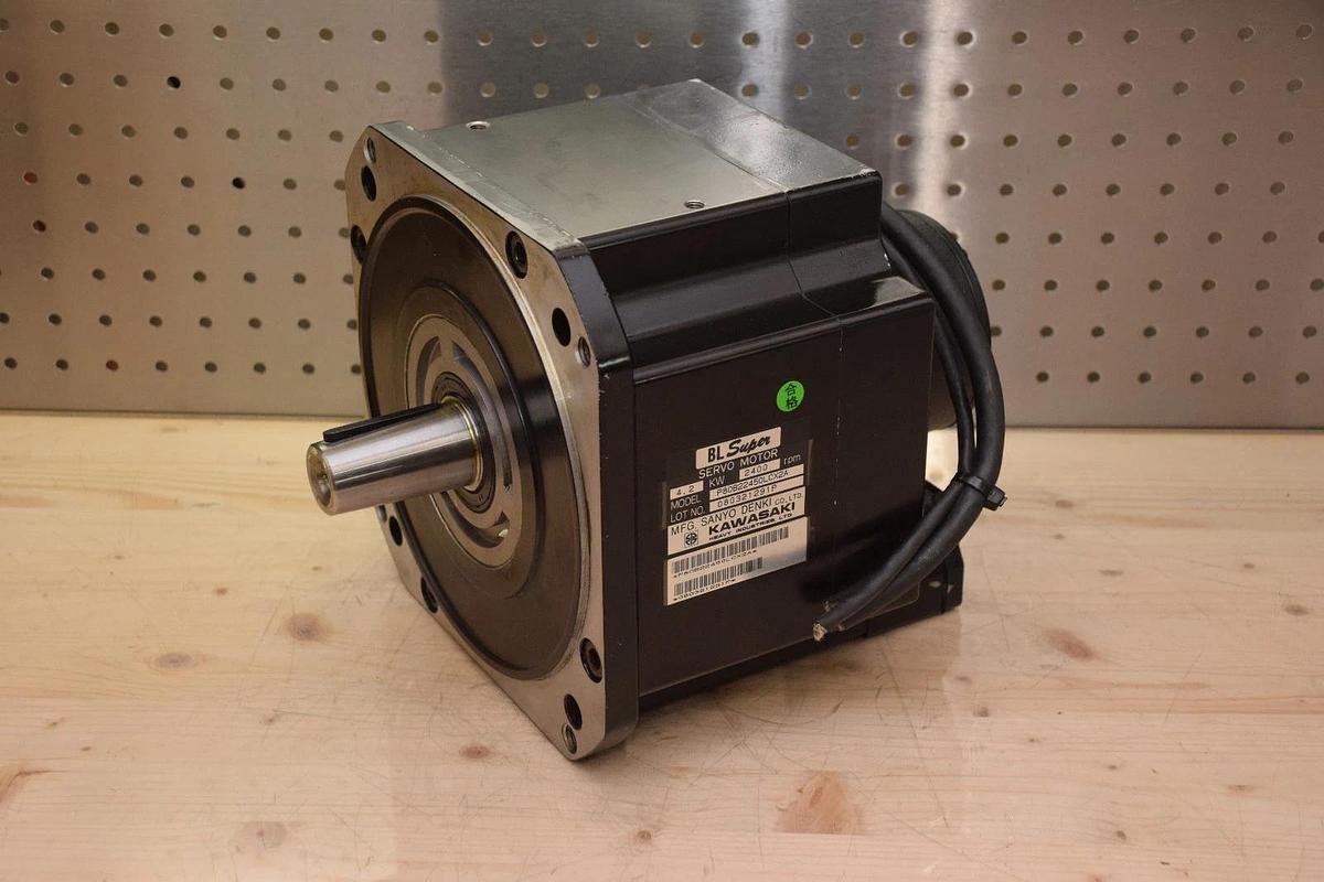 Used Kawasaki Sanyo Denki BL Super Servo Motor P80B22450LCX2A  4.2 KW  2400 RPM