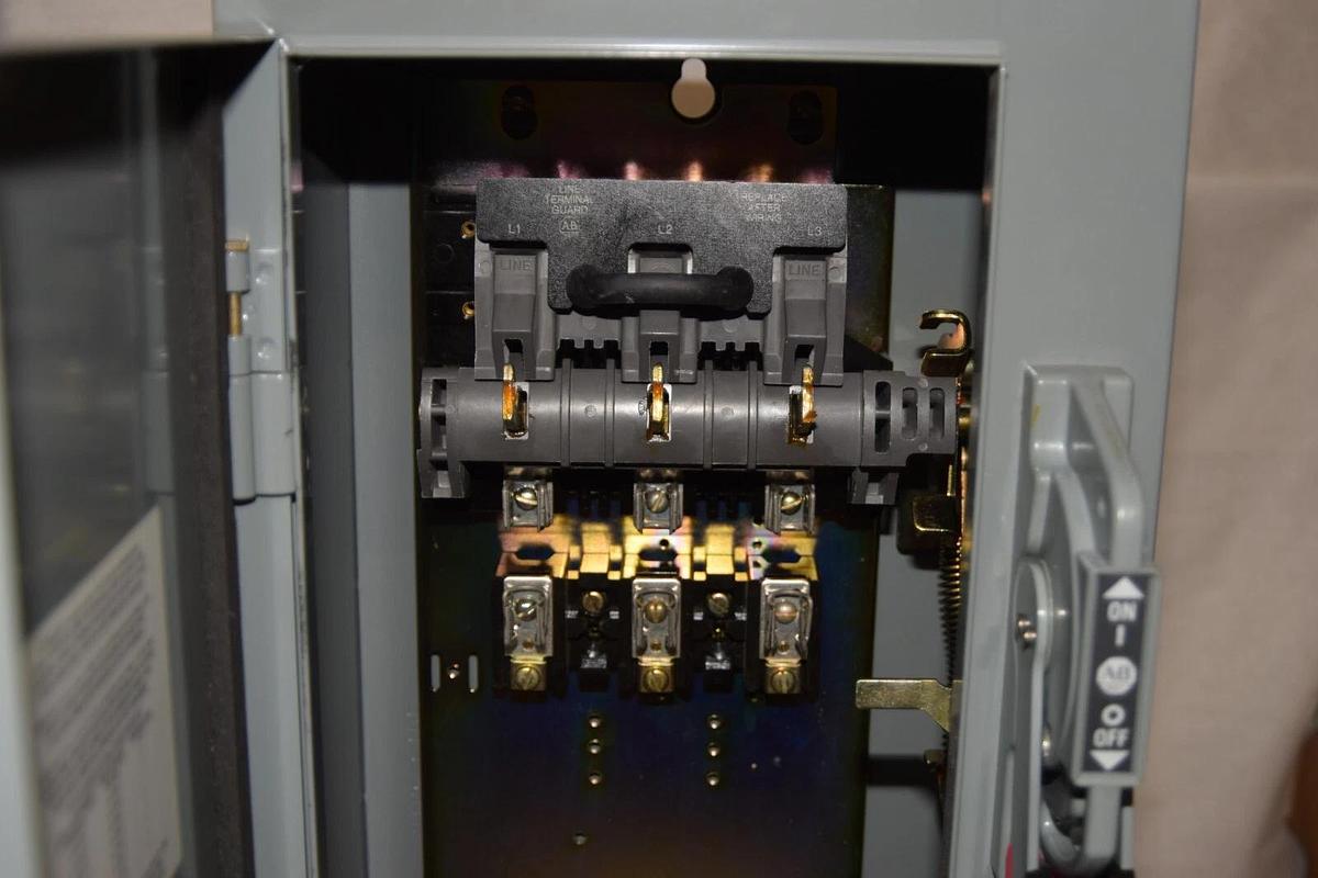 (NEW) ALLEN BRADLEY 512-M/A37214 3Ph Nema Size 1 Starter Comb. With Disconnect