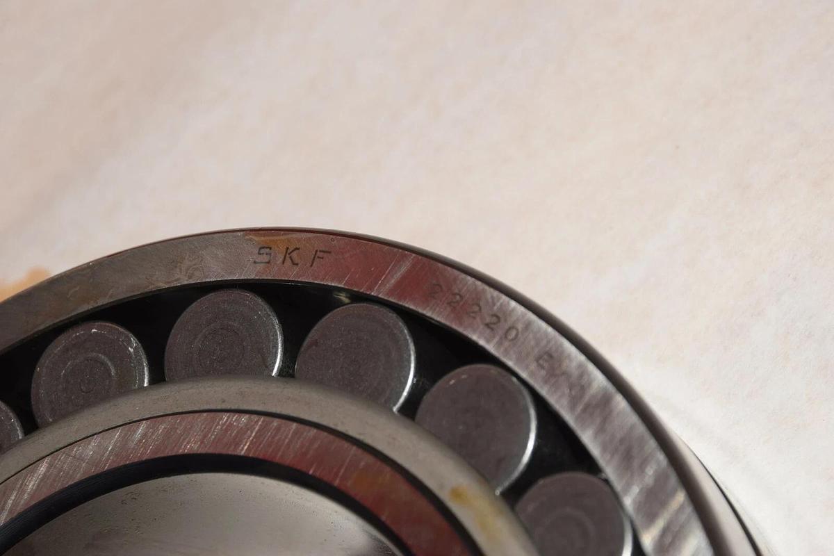 NEW SKF 22220 E/C4 SPHERICAL BEARING    22220E/C4